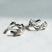 画像をギャラリービューアに読み込む, Hana-sango Earcuff / silver (6~8号)
